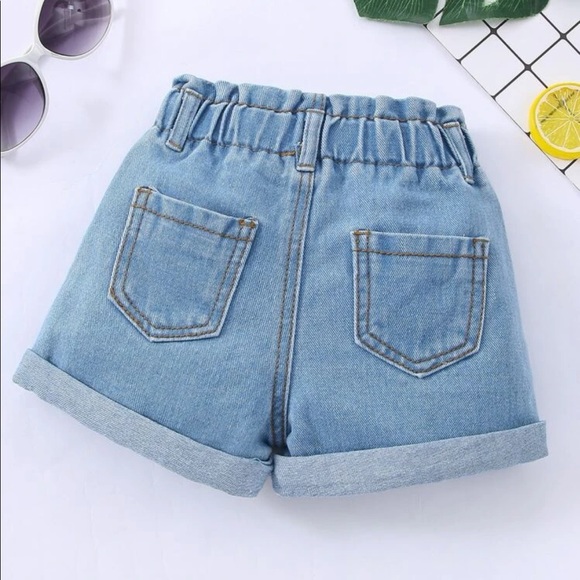 NWOT Toddler / Baby girl Button Detail Pocket Patched Denim Shorts - Picture 2 of 2